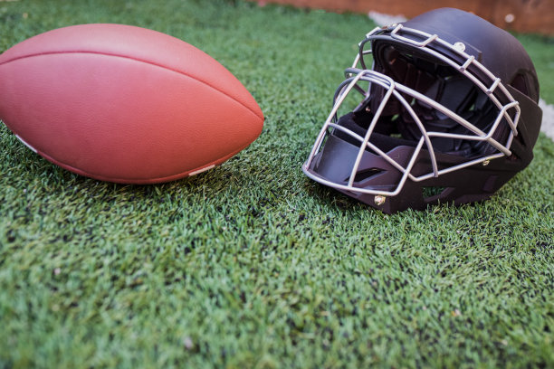 全国首创！橄榄球NFL职业球星驻训晋中信息学院教练团盛赞场地设施与纯粹的热